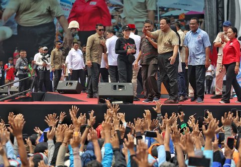 Presiden Prabowo Subianto melambaikan tangannya kepada ribuan buruh saat peringatan May Day atau Hari Buruh Internasional 2025 di kawasan Monas, Jakarta, Kamis (1/5/2025).