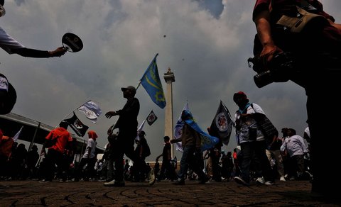 Ribuan buruh dari berbagai serikat pekerja menghadiri peringatan Hari Buruh Internasional 2025 yang dipusatkan di kawasan Monumen Nasional (Monas), Jakarta, Kamis (1/5/2025). Mengusung tema &ldquo;Merajut Kebersamaan untuk Peningkatan Kesejahteraan Pekerja dan Produktivitas Nasional,&rdquo; peringatan May Day tahun ini menjadi ajang konsolidasi sekaligus penyampaian aspirasi buruh secara damai dan konstruktif.