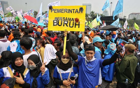 Ribuan buruh dari berbagai serikat pekerja menghadiri peringatan Hari Buruh Internasional 2025 yang dipusatkan di kawasan Monumen Nasional (Monas), Jakarta, Kamis (1/5/2025). Mengusung tema &ldquo;Merajut Kebersamaan untuk Peningkatan Kesejahteraan Pekerja dan Produktivitas Nasional,&rdquo; peringatan May Day tahun ini menjadi ajang konsolidasi sekaligus penyampaian aspirasi buruh secara damai dan konstruktif.