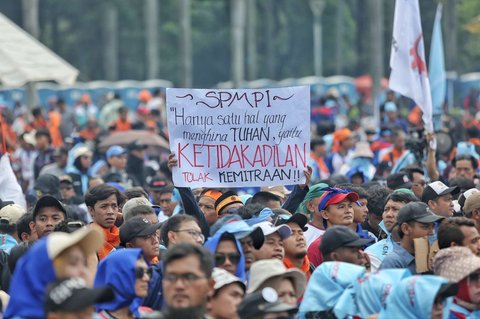 Ribuan buruh dari berbagai serikat pekerja menghadiri peringatan Hari Buruh Internasional 2025 yang dipusatkan di kawasan Monumen Nasional (Monas), Jakarta, Kamis (1/5/2025). Mengusung tema &ldquo;Merajut Kebersamaan untuk Peningkatan Kesejahteraan Pekerja dan Produktivitas Nasional,&rdquo; peringatan May Day tahun ini menjadi ajang konsolidasi sekaligus penyampaian aspirasi buruh secara damai dan konstruktif.
