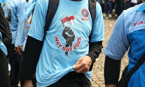 Ribuan buruh dari berbagai serikat pekerja menghadiri peringatan Hari Buruh Internasional 2025 yang dipusatkan di kawasan Monumen Nasional (Monas), Jakarta, Kamis (1/5/2025). Mengusung tema &ldquo;Merajut Kebersamaan untuk Peningkatan Kesejahteraan Pekerja dan Produktivitas Nasional,&rdquo; peringatan May Day tahun ini menjadi ajang konsolidasi sekaligus penyampaian aspirasi buruh secara damai dan konstruktif.