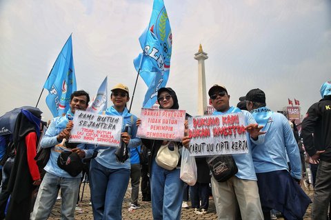 Ribuan buruh dari berbagai serikat pekerja menghadiri peringatan Hari Buruh Internasional 2025 yang dipusatkan di kawasan Monumen Nasional (Monas), Jakarta, Kamis (1/5/2025). Mengusung tema &ldquo;Merajut Kebersamaan untuk Peningkatan Kesejahteraan Pekerja dan Produktivitas Nasional,&rdquo; peringatan May Day tahun ini menjadi ajang konsolidasi sekaligus penyampaian aspirasi buruh secara damai dan konstruktif.