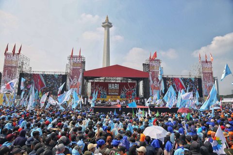 Ribuan buruh dari berbagai serikat pekerja menghadiri peringatan Hari Buruh Internasional 2025 yang dipusatkan di kawasan Monumen Nasional (Monas), Jakarta, Kamis (1/5/2025). Mengusung tema &ldquo;Merajut Kebersamaan untuk Peningkatan Kesejahteraan Pekerja dan Produktivitas Nasional,&rdquo; peringatan May Day tahun ini menjadi ajang konsolidasi sekaligus penyampaian aspirasi buruh secara damai dan konstruktif.