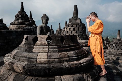Biksu Buddha berdoa pada areal stupa Candi Borobudur di Magelang, Jawa Tengah, Sabtu (10/05/2025).