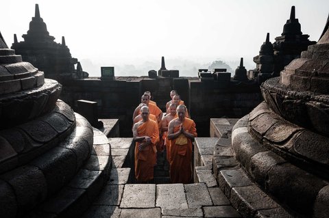 Biksu Buddha berdoa pada areal stupa Candi Borobudur di Magelang, Jawa Tengah, Sabtu (10/05/2025).