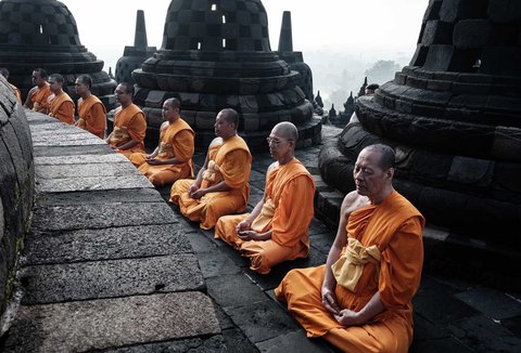 Biksu Buddha berdoa pada areal stupa Candi Borobudur di Magelang, Jawa Tengah, Sabtu (10/05/2025).