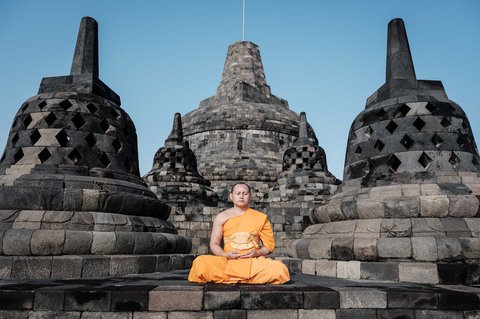 Biksu Buddha berdoa pada areal stupa Candi Borobudur di Magelang, Jawa Tengah, Sabtu (10/05/2025).