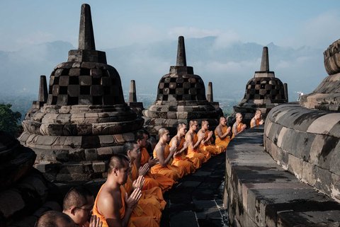 Biksu Buddha berdoa pada areal stupa Candi Borobudur di Magelang, Jawa Tengah, Sabtu (10/05/2025).
