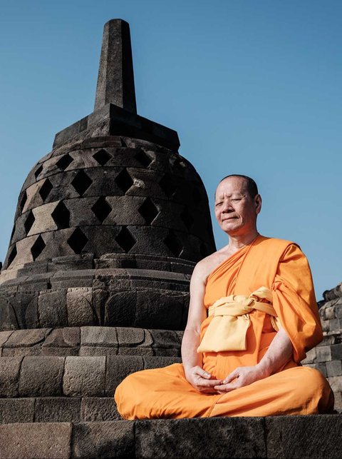 Biksu Buddha berdoa pada areal stupa Candi Borobudur di Magelang, Jawa Tengah, Sabtu (10/05/2025).