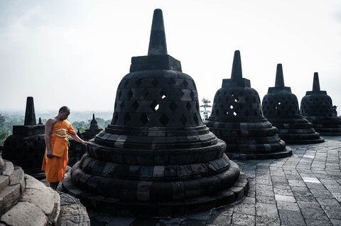 Biksu Buddha berdoa pada areal stupa Candi Borobudur di Magelang, Jawa Tengah, Sabtu (10/05/2025).