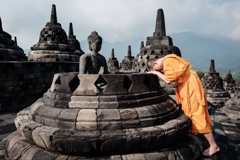 Biksu Buddha berdoa pada areal stupa Candi Borobudur di Magelang, Jawa Tengah, Sabtu (10/05/2025).