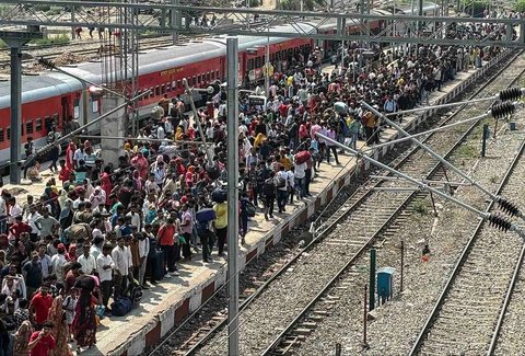 Warga menunggu kereta untuk mengungsi ke tempat yang aman di Stasiun Jammu Tawi di Jammu, India (10/05/2025)
