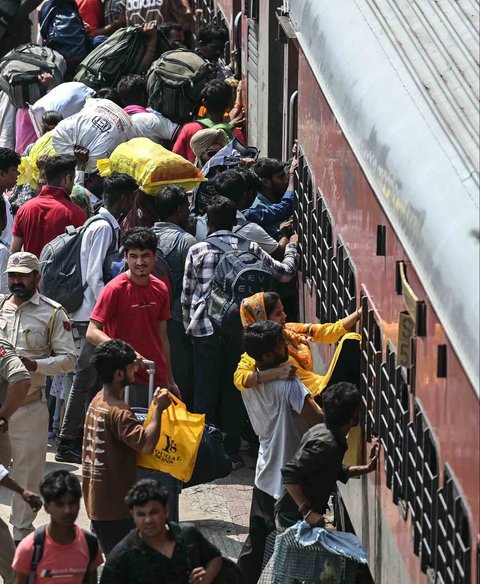 Warga berebut naik kereta kereta untuk mengungsi ke tempat yang aman di Stasiun Jammu Tawi di Jammu, India (10/05/2025).