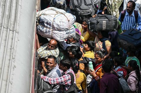 Warga berebut naik kereta kereta untuk mengungsi ke tempat yang aman di Stasiun Jammu Tawi di Jammu, India (10/05/2025).