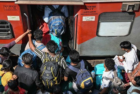 Warga berebut naik kereta kereta untuk mengungsi ke tempat yang aman di Stasiun Jammu Tawi di Jammu, India (10/05/2025).