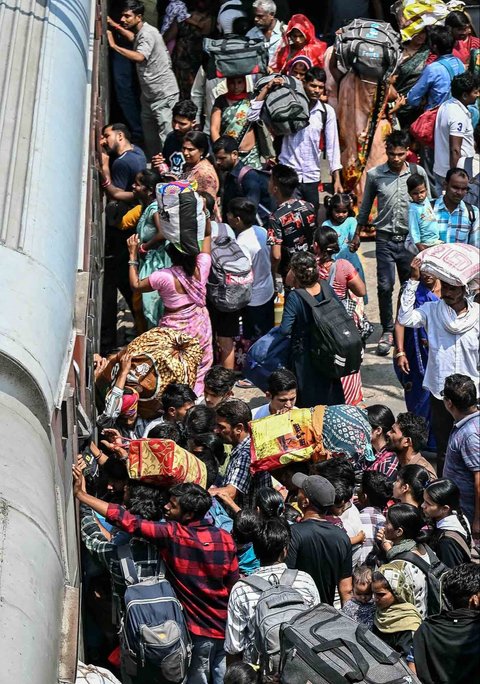 Warga berebut naik kereta kereta untuk mengungsi ke tempat yang aman di Stasiun Jammu Tawi di Jammu, India (10/05/2025).