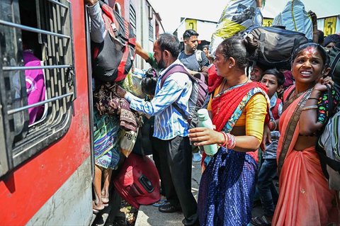 Warga berebut naik kereta kereta untuk mengungsi ke tempat yang aman di Stasiun Jammu Tawi di Jammu, India (10/05/2025).