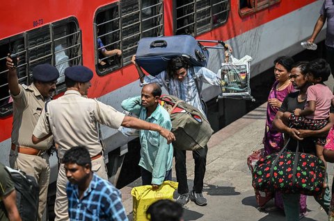 Warga berebut naik kereta kereta untuk mengungsi ke tempat yang aman di Stasiun Jammu Tawi di Jammu, India (10/05/2025).