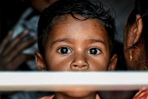 Seorang anak yang mengungsi dengan kereta  di Stasiun Jammu Tawi di Jammu, India (10/05/2025).
