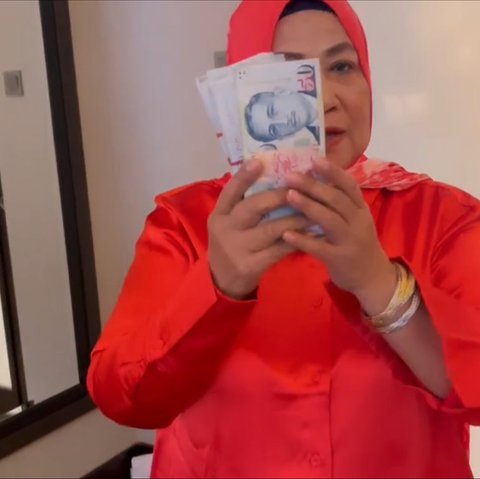 Dalam acara yang juga menjadi co host, Dewi Perssik menceritakan alasannya memberikan uang terhadap sang bunda.