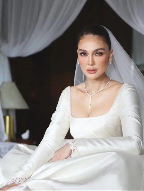 Lihat di sini gaya mewah serba BVLGARI Luna Maya di momen resepsi pernikahan.  [@lunamaya].