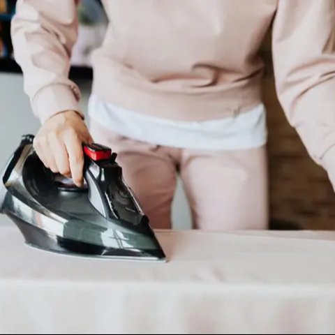 Warga menggunakan payung saat hujan mengguyur kawasan Monas, Jakarta Pusat, Kamis (5/1/2023). Warga diharapkan waspada serta mempersiapkan diri dengan perubahan cuaca yang akan terjadi selama