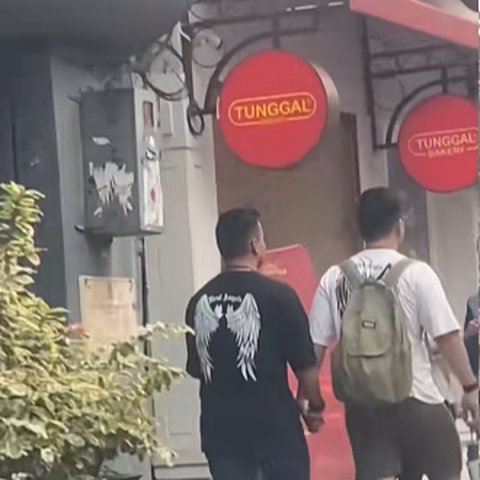 Viral Pria Gandengan Tangan