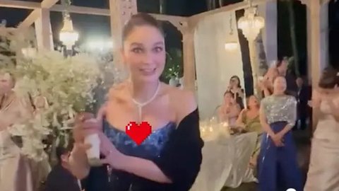 Setelah resmi jadi istri Maxime Bouttier, Luna Maya melempar buket bunga untuk direbut para tamu. Dulu, Luna Maya sukses merebut bunga pernikahan BCL. (Foto: Dok. TikTok @itsmebcl)