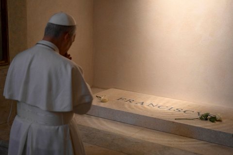 FOTO: Momen Paus Leo XIV Berdoa di Makam Paus Fransiskus