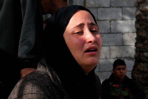 Warga menangis saat pemakaman warga Palestina yang tewas dalam serangan Israel, di rumah sakit Nasser, di Khan Younis, Jalur Gaza Selatan, Minggu (11/05/2025).