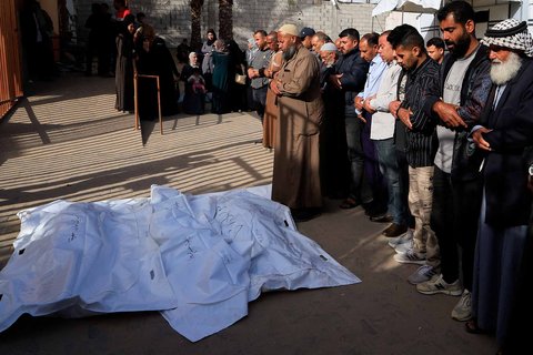 Warga melakukan shalat jenasah sebelum  pemakaman warga Palestina yang tewas dalam serangan Israel di rumah sakit Nasser, di Khan Younis,  Jalur Gaza Selatan, Minggu (11/05/2025).