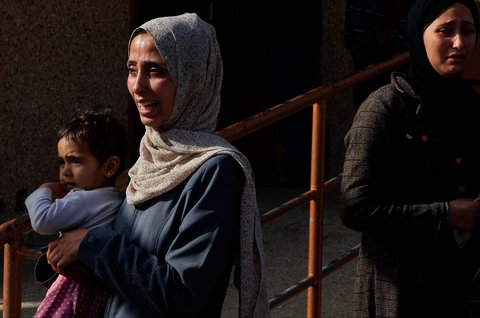 Warga menangis saat pemakaman warga Palestina yang tewas dalam serangan Israel, di rumah sakit Nasser, di Khan Younis, Jalur Gaza Selatan, Minggu (11/05/2025).