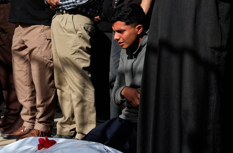 Warga melakukan shalat jenasah sebelum  pemakaman warga Palestina yang tewas dalam serangan Israel di rumah sakit Nasser, di Khan Younis,  Jalur Gaza Selatan, Minggu (11/05/2025).