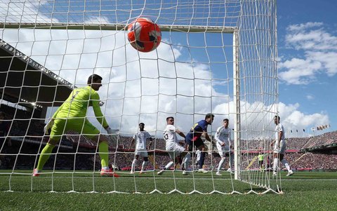 Pemain Barcelona Eric Garcia saat mencetak gol pertama ke gawang Real Madrid  pada La Liga 2024/2025 di  Estadi Olimpic Lluis Companys, Barcelona, Spanyol, Minggu (11/05/2025).