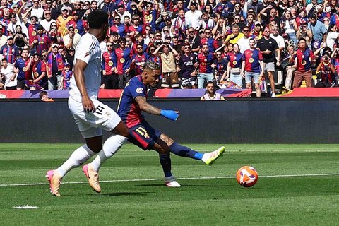 Pemain Barcelona Raphinha saat  mencetak gol ketiga ke gawang Real Madrid  pada La Liga 2024/2025 di  Estadi Olimpic Lluis Companys, Barcelona, Spanyol, Minggu (11/05/2025).