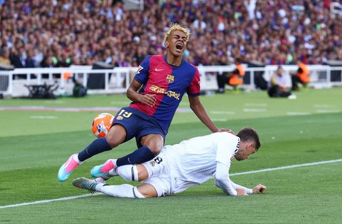 Pemain Barcelona Lamine Yamal berteriak kesakitan saat terjatuh usai berebit bola dengan Pemain Real Madrid Federico Valverde pada La Liga 2024/2025 di  Estadi Olimpic Lluis Companys, Barcelona, Spanyol, Minggu (11/05/2025).