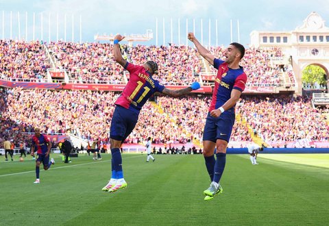 Pemain Barcelona Raphinha bersama rekannya Ferran Torres usai  mencetak gol ketiga ketiga ke gawang Real Madrid  pada La Liga 2024/2025 di  Estadi Olimpic Lluis Companys, Barcelona, Spanyol, Minggu (11/05/2025).