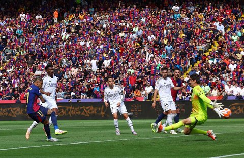 Pemain Barcelona Raphinha saat  mencetak gol keempat ke gawang Real Madrid  pada La Liga 2024/2025 di  Estadi Olimpic Lluis Companys, Barcelona, Spanyol, Minggu (11/05/2025).