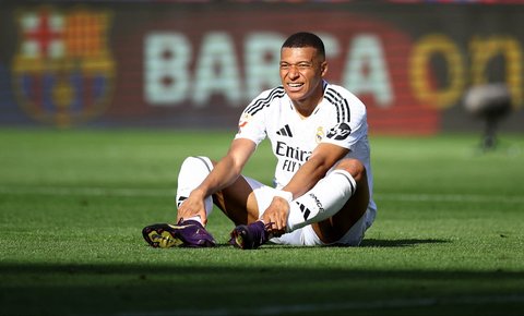 Pemain Real Madrid Kylian Mbappe tampak lesu pada La Liga 2024/2025 di  Estadi Olimpic Lluis Companys, Barcelona, Spanyol, Minggu (11/05/2025).