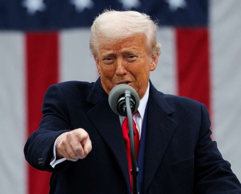 Presiden Amerika Serikat (AS) Donald Trump memperlihatkan daftar negara yang menjadi target dalam pengenaan tarif timbal balik yang baru ditetapkan di Rose Garden, Gedung Putih, Washington DC, AS, pada 2 April 2025.