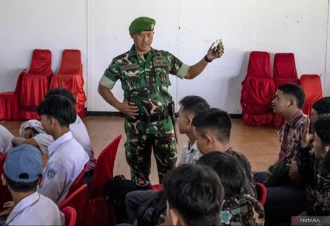 Bupati Purwakarta mengajak Verrel Bramasta meninjau program pendidikan karakter di barak militer, menanggapi kritik anggota DPR RI tersebut.