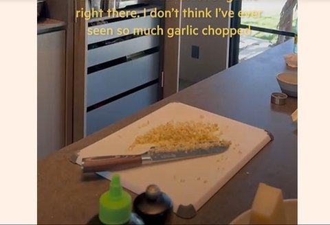 Pisau yang dipakai Sam Altman