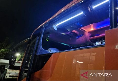 Penyelidikan polisi tengah berlangsung terkait pelemparan bus tim Persik Kediri seusai pertandingan melawan Arema FC di Stadion Kanjuruhan, mengakibatkan beberapa orang mengalami luka ringan, termasuk pelatih Divaldo Alves.
