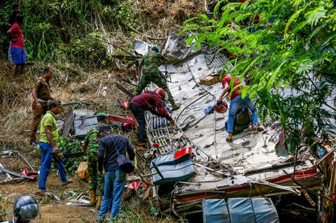 Petugas penyelamat berupaya mengevakuasi bus yang terjun ke jurang di wilayah perbukitan tengah Kotmale, Sri Lanka, pada 11 Mei 2025.