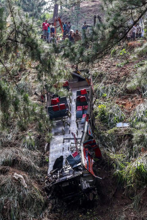 Petugas penyelamat berupaya mengevakuasi bus yang terjun ke jurang di wilayah perbukitan tengah Kotmale, Sri Lanka, pada 11 Mei 2025.