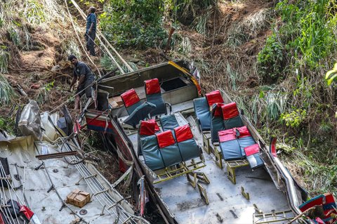 Petugas penyelamat berupaya mengevakuasi bus yang terjun ke jurang di wilayah perbukitan tengah Kotmale, Sri Lanka, pada 11 Mei 2025.