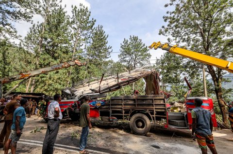Petugas penyelamat berupaya mengevakuasi bus yang terjun ke jurang di wilayah perbukitan tengah Kotmale, Sri Lanka, pada 11 Mei 2025.
