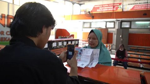 Warga menunjukkan KKS saat Penyaluran Bantuan Sosial PKH dan BPNT di Depok, Jawa Barat, Selasa (12/2).1000 orang warga Depok, Keluarga Penerima Manfaat (KPM) Program Keluarga Harapan (PKH) me