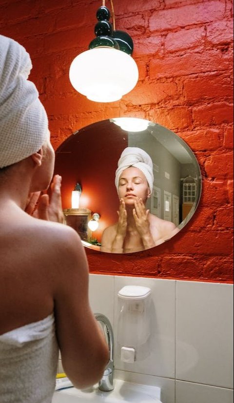 Menggunakan Pelembab Wajah