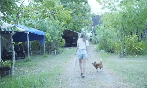 5 Potret Halaman Rumah Desa Maya Ibu Luna Maya di Bali, Seluas Lapangan Sepakbola & Garasi Sederhana dari Kayu